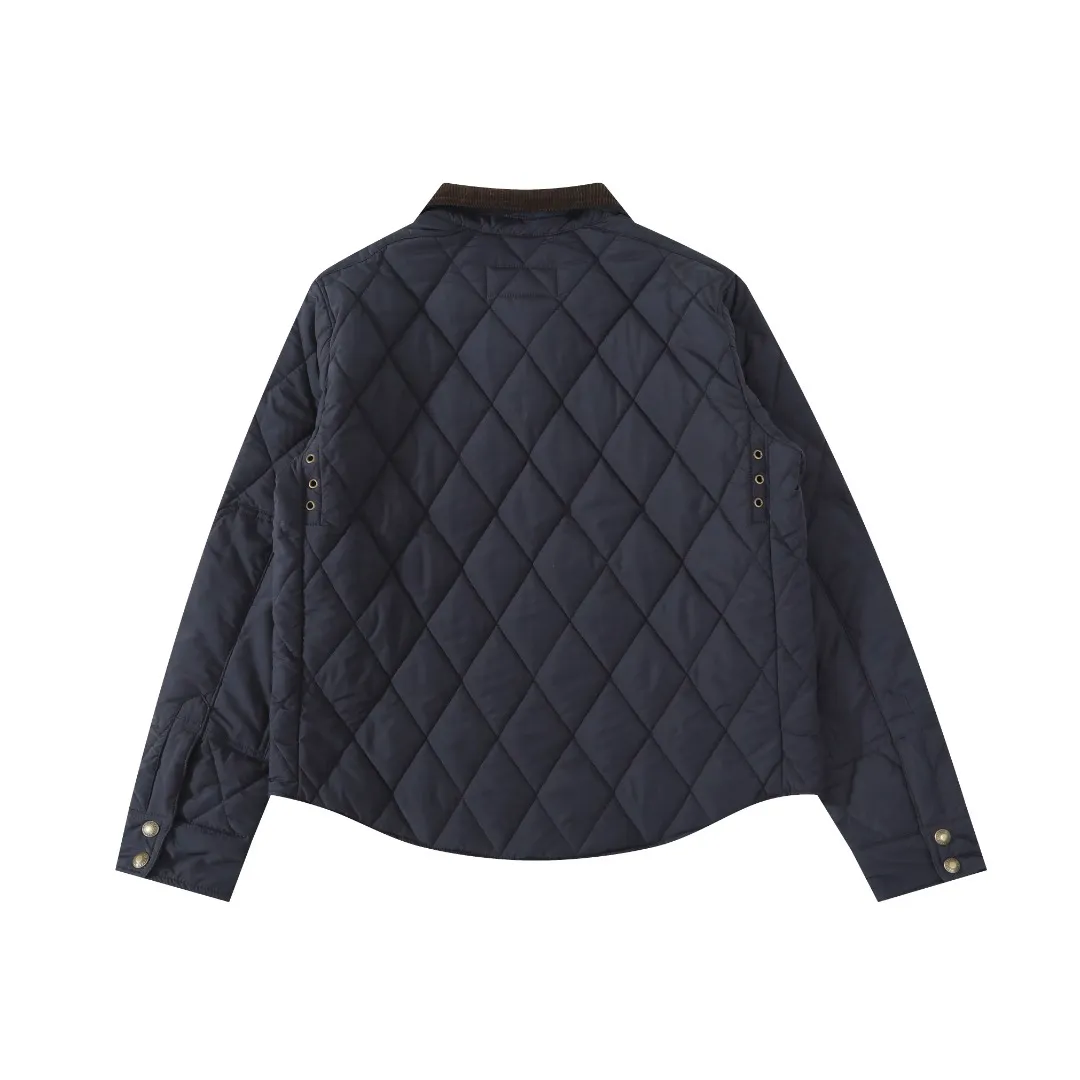 P370 #59 Ralph Lauren classic rhombus quilted cotton jacket for men and women. Inspired by retro workwear, it blends with contemporary British style. The imported machine-pressed rhombus quilting is accurately aligned, and the three-dimensional H-shaped tailoring is neat and slim. It is not bulky when layered in autumn and winter, and still maintains a light style.  Texture is reflected in the details: customized metal buckles, corduroy lapels, breathable eyelets under the arms, and slits on the hem, all replicating the brand's high-end genes. All excipients are standardized!  Five colors to choose from: black/khaki/brown/green/navy blue, easy to switch between commuting, leisure, and travel occasions. Function and appearance coexist: 37.5°C temperature control black technology, breathable and moisture-proof, anti-slip cotton patented fabric, temperature-locking, soft and waxy, durable and stylish. A retro warm-keeping item that can handle low temperatures calmly. The details are all made of craftsmanship, and the style has no limits. It has a classy look that will turn heads.  Color: Khaki Black Navy Green Brown Size: S M L